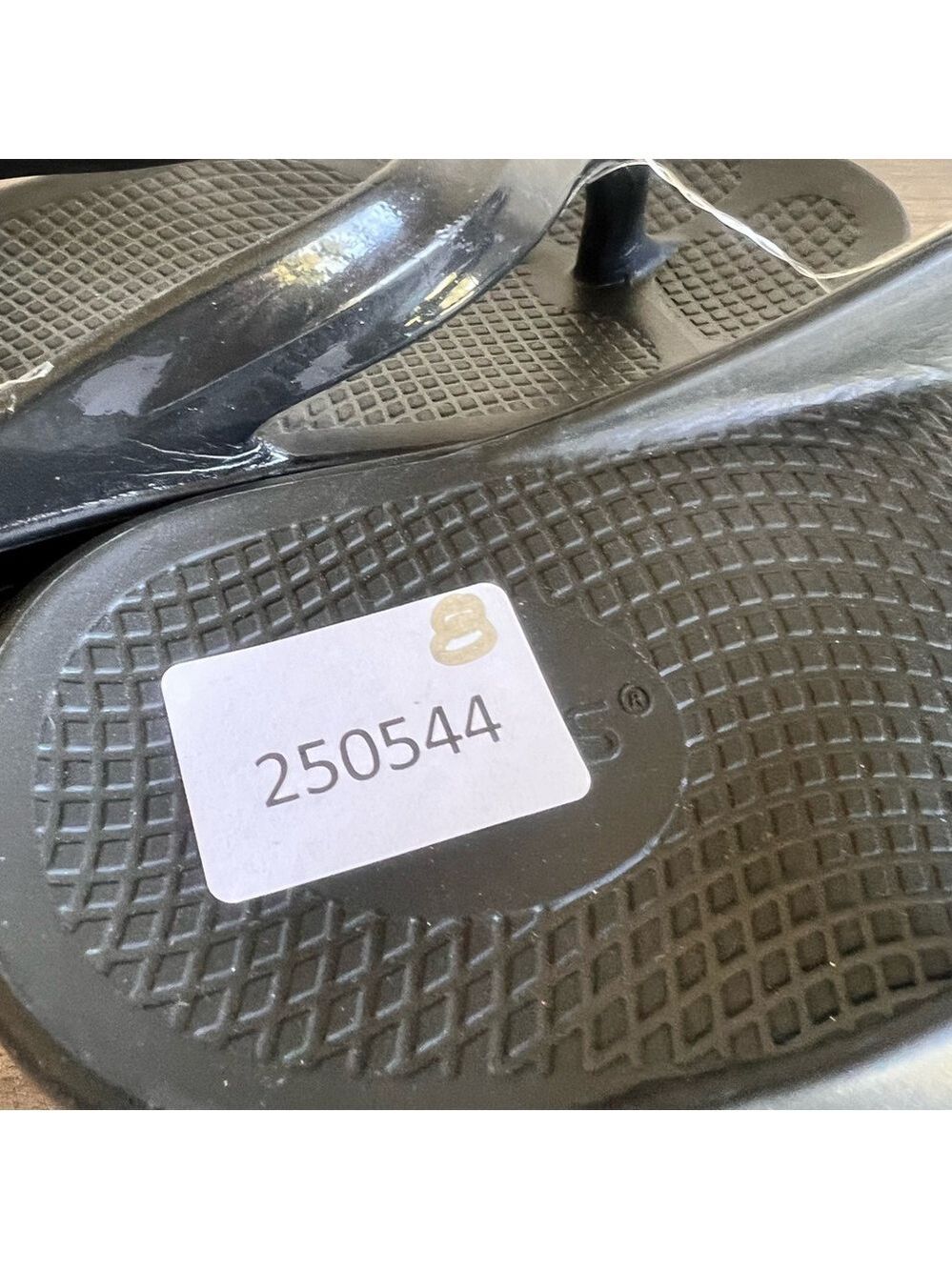 OOFOS Women's Black Thong Sandal with Glossy Straps - Picture 6 of 11